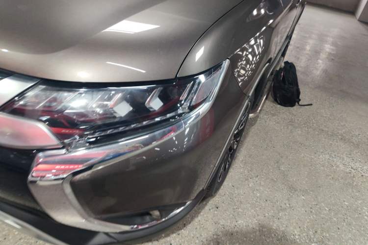Used Mitsubishi Outlander 2019 2.4L 4x4 Zhi Xiang Edition 7 Seats China V Emission Standard Left Front Headlight