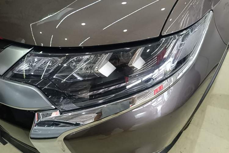 Used Mitsubishi Outlander 2019 2.4L 4x4 Zhi Xiang Edition 5 Seats China V Emission Standard Left Front Headlight