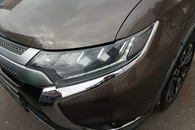 Used Mitsubishi Outlander 2019 2.4L 4x4 Zhi Xiang Edition 7 Seats China V Emission Standard Left Front Headlight