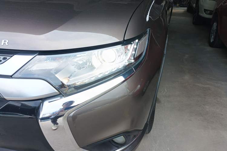Used Mitsubishi Outlander 2019 2.0L Two-Wheel Drive Comfort Edition 7-Seater China VI Standard Left Front Headlight