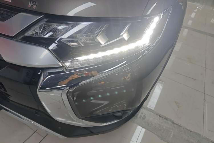 Used Mitsubishi Outlander 2019 2.4L Two-Wheel Drive ZhiXing Version 5 Seats China V Emission Standard Left Front Headlight