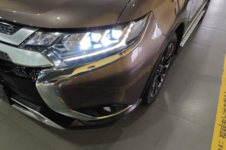 Used Mitsubishi Outlander 2019 2.4L 4x4 Zhi Xiang Edition 7 Seats China VI Standard Left Front Headlight
