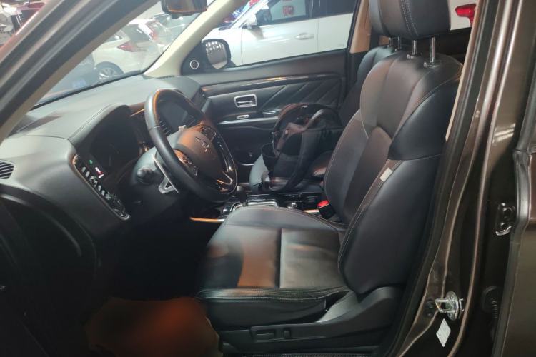 Used Mitsubishi Outlander 2019 2.4L 4x4 Zhi Xiang Edition 7 Seats China V Emission Standard Left Front Seat