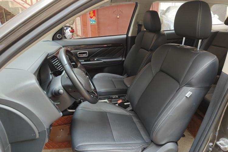 Used Mitsubishi Outlander 2019 2.0L Two-Wheel Drive Comfort Edition 7 Seats China V Emission Standard Left Front Seat