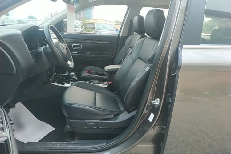 Used Mitsubishi Outlander 2019 2.0L Two-Wheel Drive Comfort Edition 7-Seater China VI Standard Left Front Seat