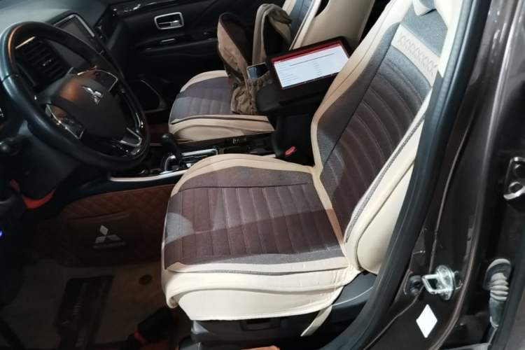 Used Mitsubishi Outlander 2019 2.0L Two-Wheel Drive Comfort Edition 7 Seats China V Emission Standard Left Front Seat