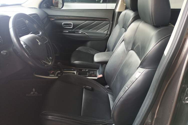 Used Mitsubishi Outlander 2019 2.0L Two-Wheel Drive Comfort Edition 7-Seater China VI Standard Left Front Seat