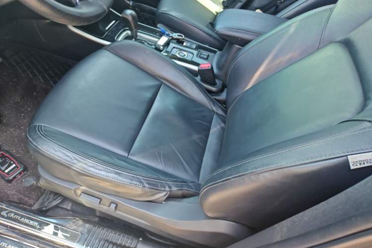 Used Mitsubishi Outlander 2019 2.4L Four-Wheel Drive Flagship Version 7 Seats China V Emission Standard Left Front Seat