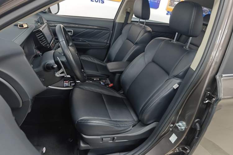 Used Mitsubishi Outlander 2019 2.4L Two-Wheel Drive ZhiXing Version 5 Seats China V Emission Standard Left Front Seat