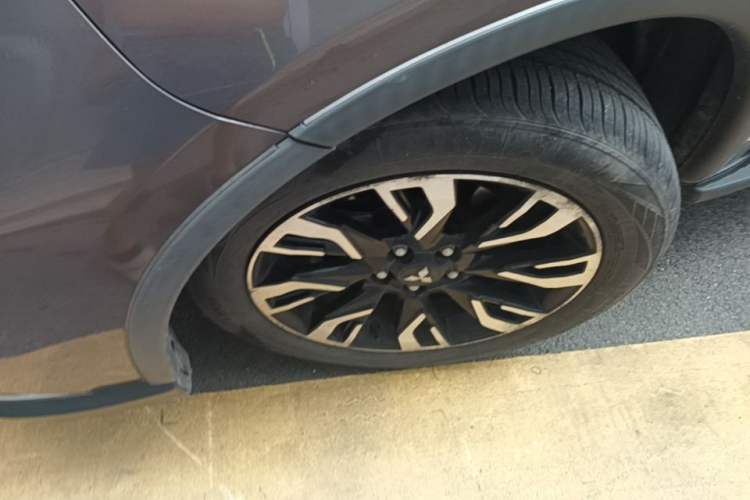 Used Mitsubishi Outlander 2019 2.0L Two-Wheel Drive Comfort Edition 5 Seats China V Standard Left Front Wheel Hub