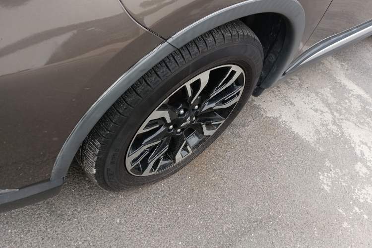 Used Mitsubishi Outlander 2019 2.4L 4x4 Zhi Xiang Edition 7 Seats China V Emission Standard Left Front Wheel Hub