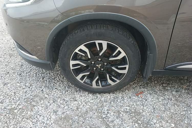 Used Mitsubishi Outlander 2019 2.0L Two-Wheel Drive Comfort Edition 7-Seater China VI Standard Left Front Wheel Hub