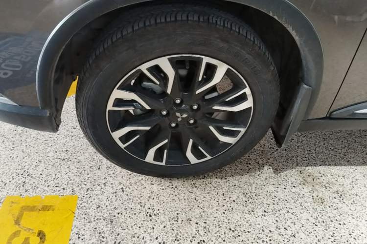 Used Mitsubishi Outlander 2019 2.0L Two-Wheel Drive Comfort Edition 7 Seats China V Emission Standard Left Front Wheel Hub