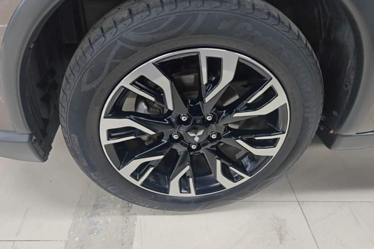 Used Mitsubishi Outlander 2019 2.4L Two-Wheel Drive ZhiXing Version 5 Seats China V Emission Standard Left Front Wheel Hub