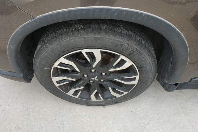 Used Mitsubishi Outlander 2019 2.0L Two-Wheel Drive Comfort Edition 5 Seats China V Standard Left Front Wheel Hub