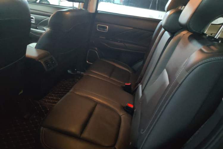 Used Mitsubishi Outlander 2019 2.4L 4x4 Zhi Xiang Edition 7 Seats China V Emission Standard Left Rear Seat