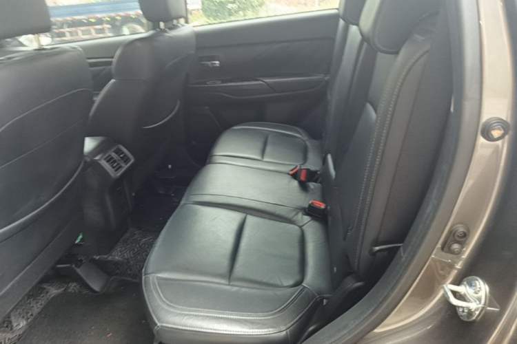 Used Mitsubishi Outlander 2019 2.0L Two-Wheel Drive Comfort Edition 5 Seats China V Standard Left Rear Seat