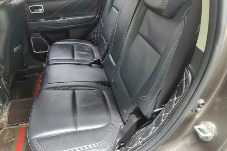 Used Mitsubishi Outlander 2019 2.4L 4x4 Zhi Xiang Edition 7 Seats China VI Standard Left Rear Seat
