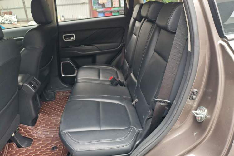 Used Mitsubishi Outlander 2019 2.0L Two-Wheel Drive Comfort Edition 5 Seats China VI Standard Left Rear Seat