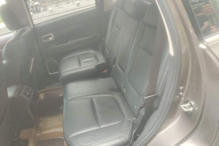 Used Mitsubishi Outlander 2019 2.4L Two-Wheel Drive ZhiXing Version 5 Seats China V Emission Standard Left Rear Seat