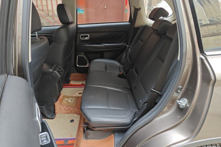 Used Mitsubishi Outlander 2019 2.0L Two-Wheel Drive Comfort Edition 7 Seats China V Emission Standard Left Rear Seat