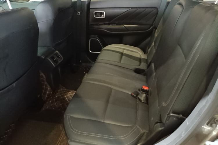 Used Mitsubishi Outlander 2019 2.4L 4x4 Zhi Xiang Edition 5 Seats China V Emission Standard Left Rear Seat