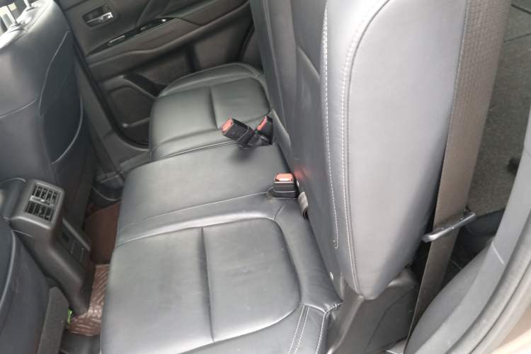 Used Mitsubishi Outlander 2019 2.4L 4x4 Zhi Xiang Edition 7 Seats China V Emission Standard Left Rear Seat