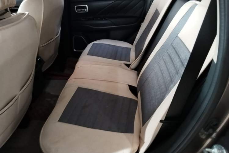 Used Mitsubishi Outlander 2019 2.0L Two-Wheel Drive Comfort Edition 7 Seats China V Emission Standard Left Rear Seat