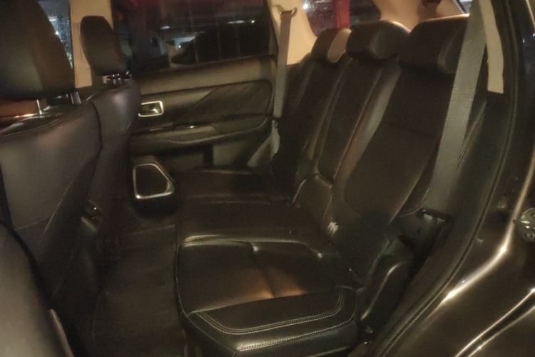 Used Mitsubishi Outlander 2019 2.4L 4x4 Zhi Xiang Edition 7 Seats China VI Standard Left Rear Seat