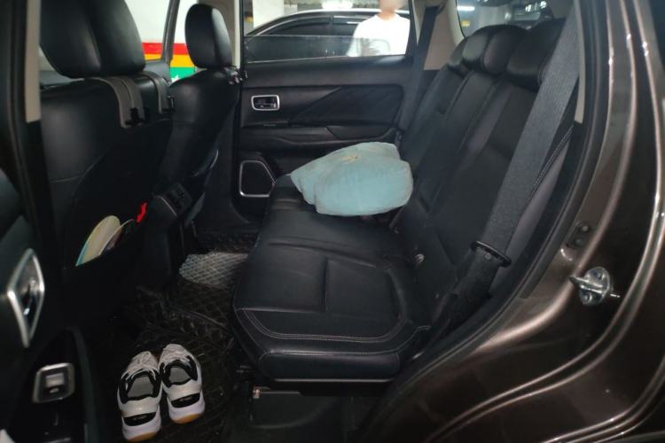 Used Mitsubishi Outlander 2019 2.4L 4x4 Zhi Xiang Edition 7 Seats China V Emission Standard Left Rear Seat