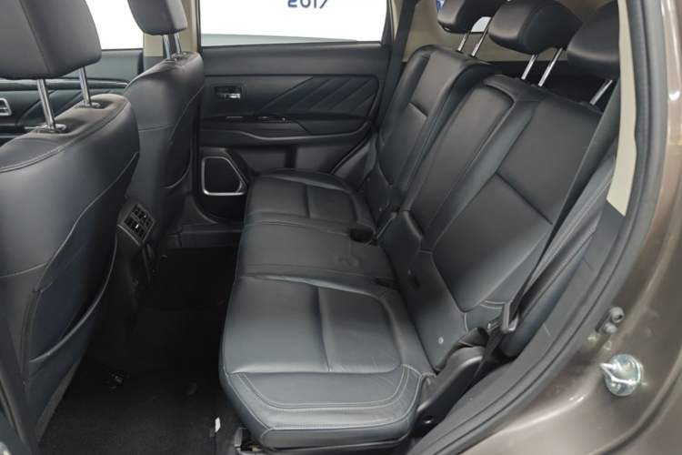 Used Mitsubishi Outlander 2019 2.4L Two-Wheel Drive ZhiXing Version 5 Seats China V Emission Standard Left Rear Seat