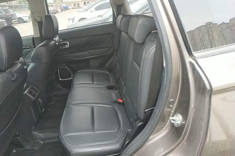 Used Mitsubishi Outlander 2019 2.0L Two-Wheel Drive Comfort Edition 5 Seats China V Standard Left Rear Seat