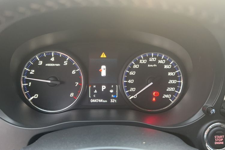 Used Mitsubishi Outlander 2019 2.4L Two-Wheel Drive ZhiXing Version 5 Seats China V Emission Standard Odometer Close Up