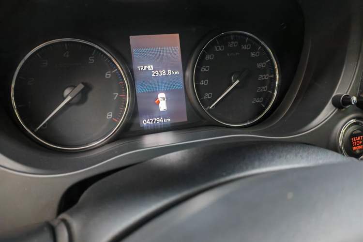 Used Mitsubishi Outlander 2019 2.0L Two-Wheel Drive Comfort Edition 5 Seats China VI Standard Odometer Close Up