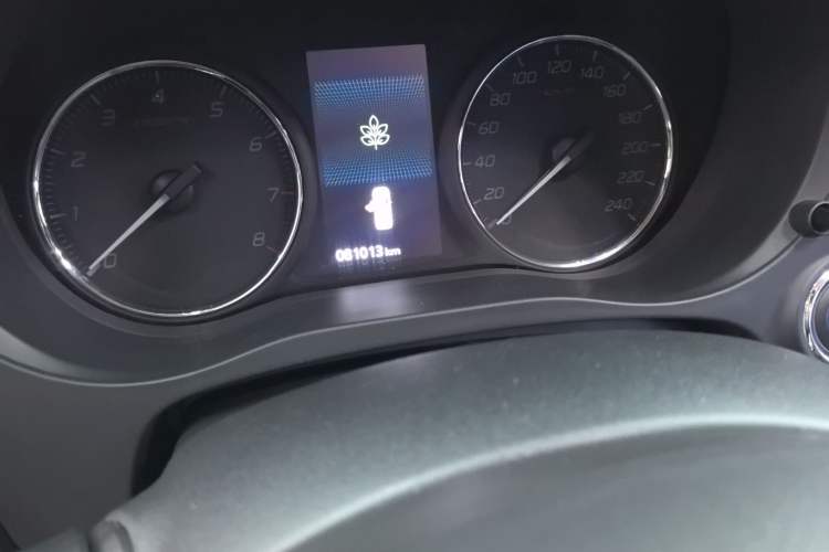 Used Mitsubishi Outlander 2019 2.4L 4x4 Zhi Xiang Edition 7 Seats China VI Standard Odometer Close Up