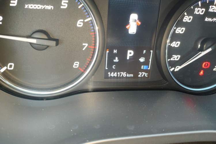 Used Mitsubishi Outlander 2019 2.4L 4x4 Zhi Xiang Edition 7 Seats China V Emission Standard Odometer Close Up