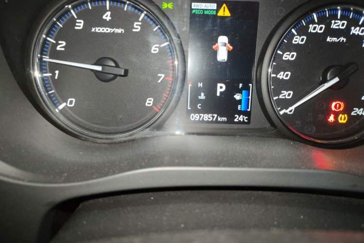 Used Mitsubishi Outlander 2019 2.4L 4x4 Zhi Xiang Edition 7 Seats China V Emission Standard Odometer Close Up