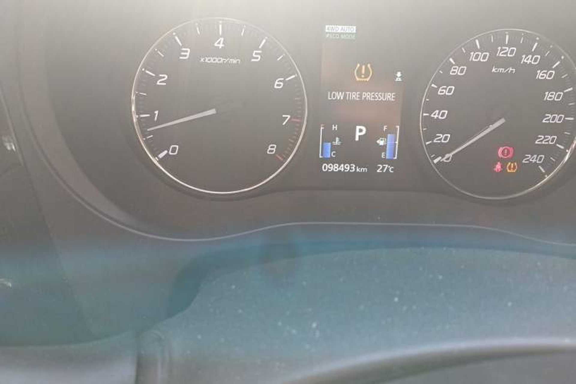 Used Mitsubishi Outlander 2019 2.4L 4x4 Zhi Xiang Edition 5 Seats China V Emission Standard Odometer Close Up