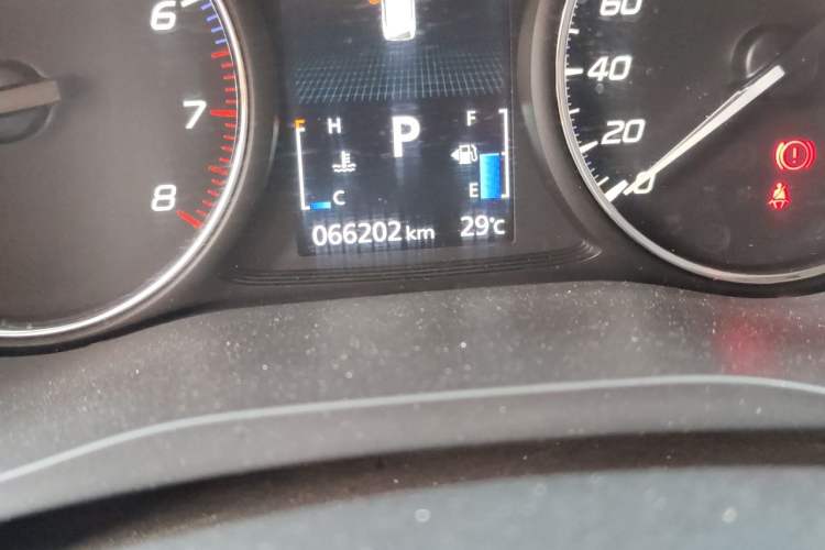 Used Mitsubishi Outlander 2019 2.0L Two-Wheel Drive Comfort Edition 5 Seats China VI Standard Odometer Close Up