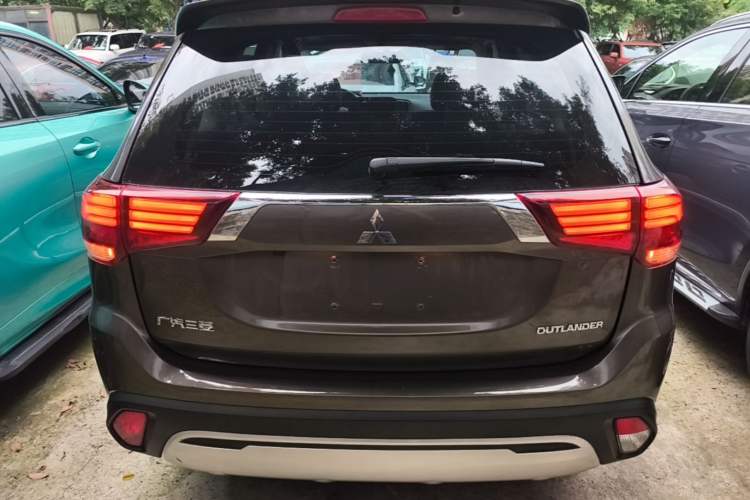 Used Mitsubishi Outlander 2019 2.0L Two-Wheel Drive Comfort Edition 5 Seats China VI Standard Rear
