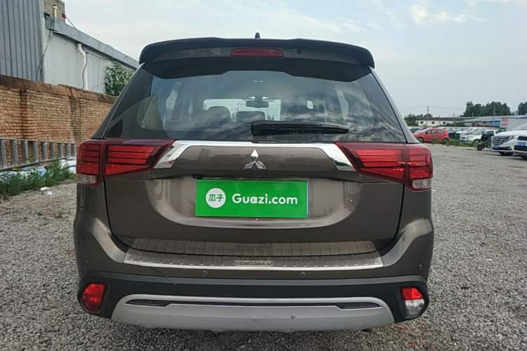 Used Mitsubishi Outlander 2019 2.0L Two-Wheel Drive Comfort Edition 7-Seater China VI Standard Rear