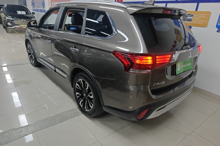 Used Mitsubishi Outlander 2019 2.4L Two-Wheel Drive ZhiXing Version 5 Seats China V Emission Standard Rear Left 45 Deg
