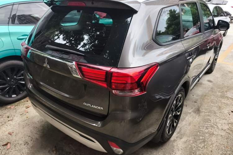 Used Mitsubishi Outlander 2019 2.0L Two-Wheel Drive Comfort Edition 5 Seats China VI Standard Rear Right 45 Deg