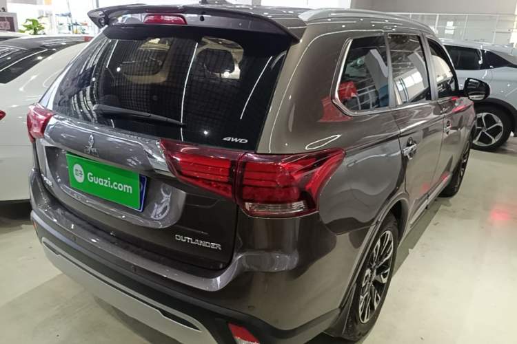 Used Mitsubishi Outlander 2019 2.4L 4x4 Zhi Xiang Edition 5 Seats China V Emission Standard Rear Right 45 Deg