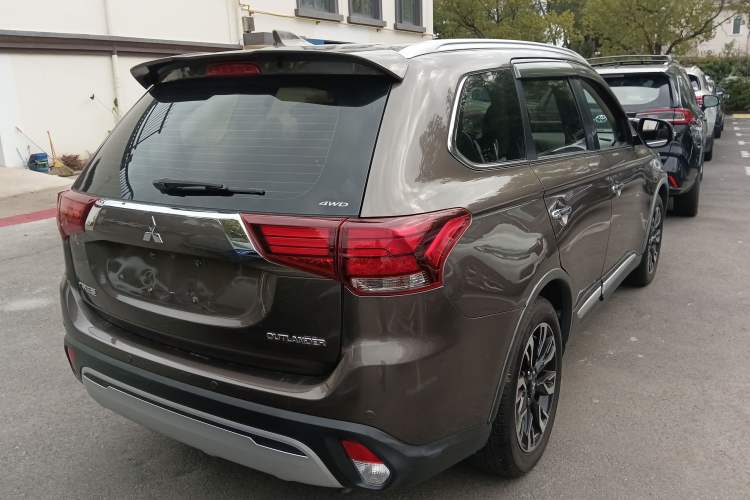 Used Mitsubishi Outlander 2019 2.4L 4x4 Zhi Xiang Edition 7 Seats China V Emission Standard Rear Right 45 Deg