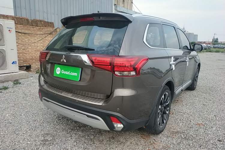 Used Mitsubishi Outlander 2019 2.0L Two-Wheel Drive Comfort Edition 7-Seater China VI Standard Rear Right 45 Deg
