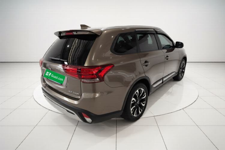 Used Mitsubishi Outlander 2019 2.0L Two-Wheel Drive Comfort Edition 7 Seats China V Emission Standard Rear Right 45 Deg