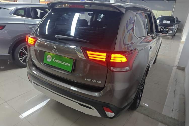 Used Mitsubishi Outlander 2019 2.4L Two-Wheel Drive ZhiXing Version 5 Seats China V Emission Standard Rear Right 45 Deg