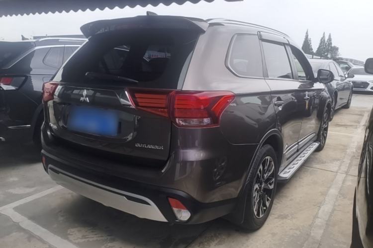 Used Mitsubishi Outlander 2019 2.0L Two-Wheel Drive Comfort Edition 7-Seater China VI Standard Rear Right 45 Deg