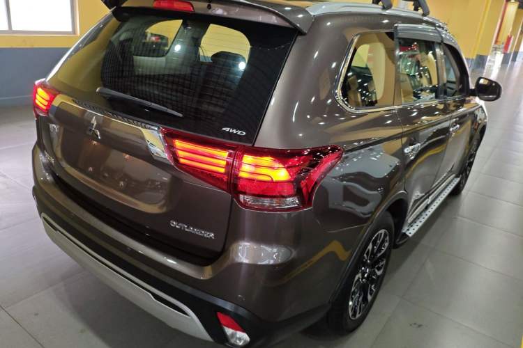 Used Mitsubishi Outlander 2019 2.4L 4x4 Zhi Xiang Edition 7 Seats China VI Standard Rear Right 45 Deg